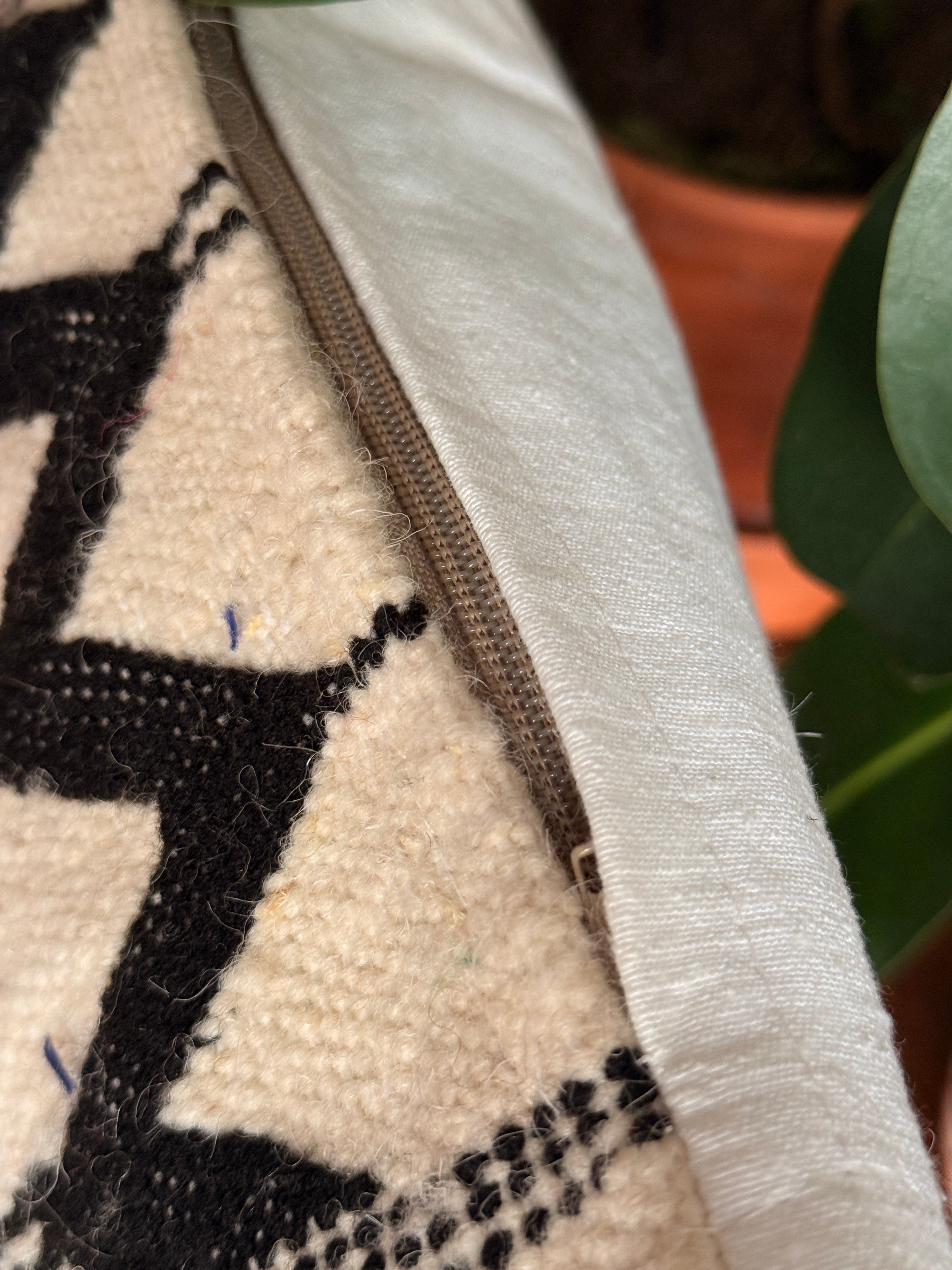 Handmade Moroccan Amazigh (Berber) Wool Pillow Cover - Tribal Embroidered Cushion - Beni Ourain - Tissire Atelier - 