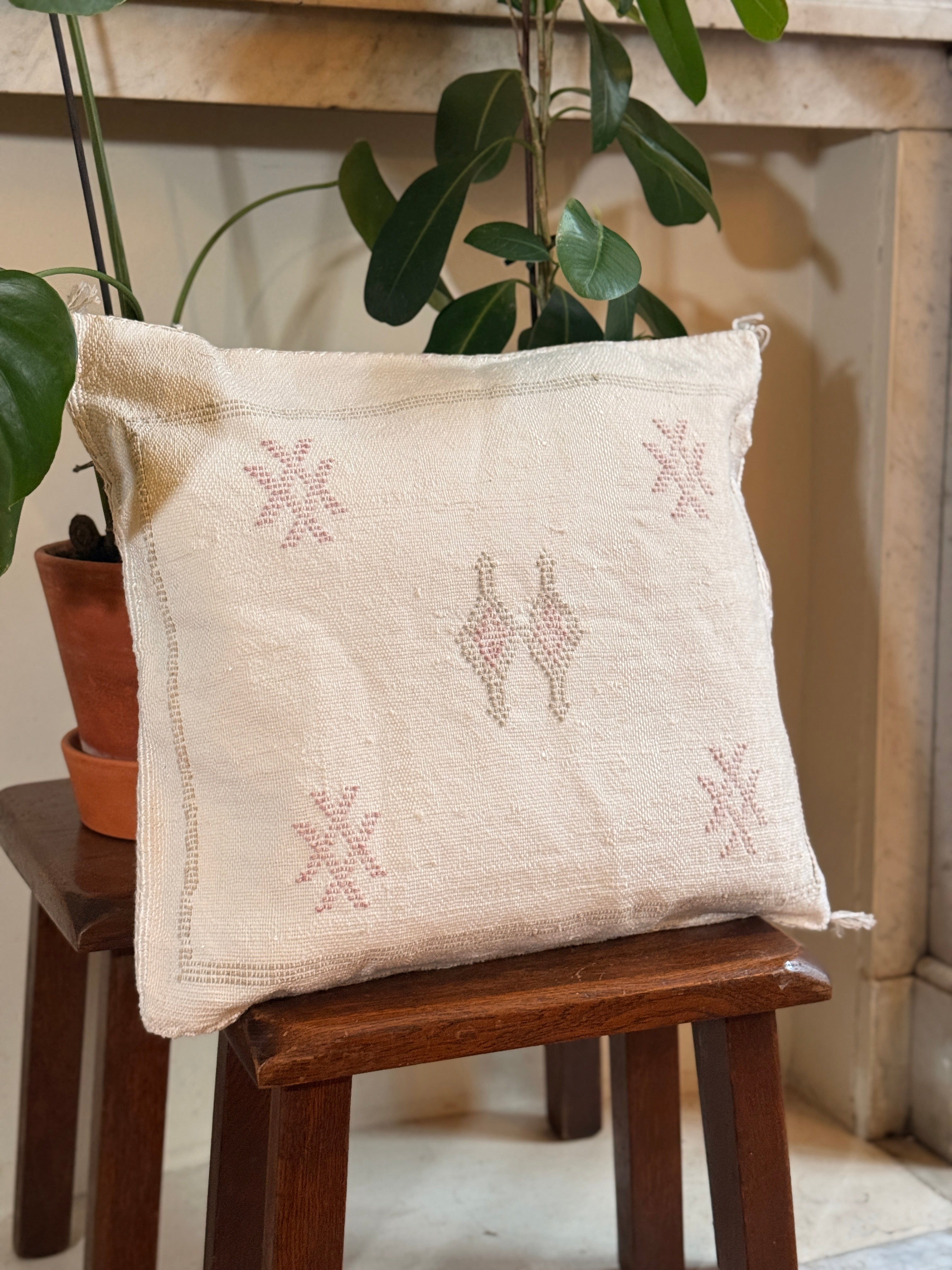 Handmade Moroccan Amazigh (Berber) Silk Pillow Cover - Tribal Embroidered Cushion - Tissire Atelier - SilkPillowCover-4