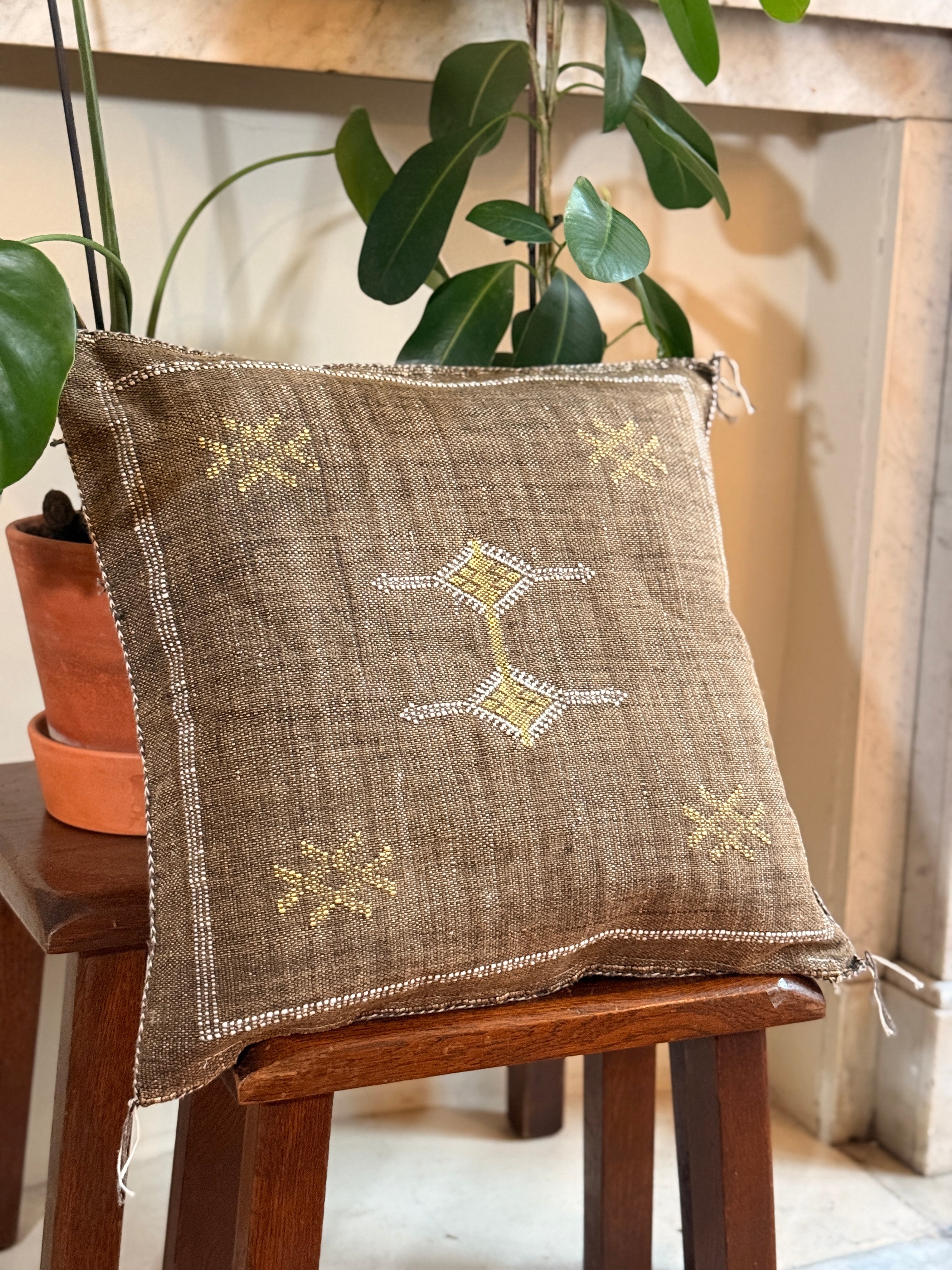 Handmade Moroccan Amazigh (Berber) Silk Pillow Cover - Tribal Embroidered Cushion - Tissire Atelier - SilkPillowCover-4