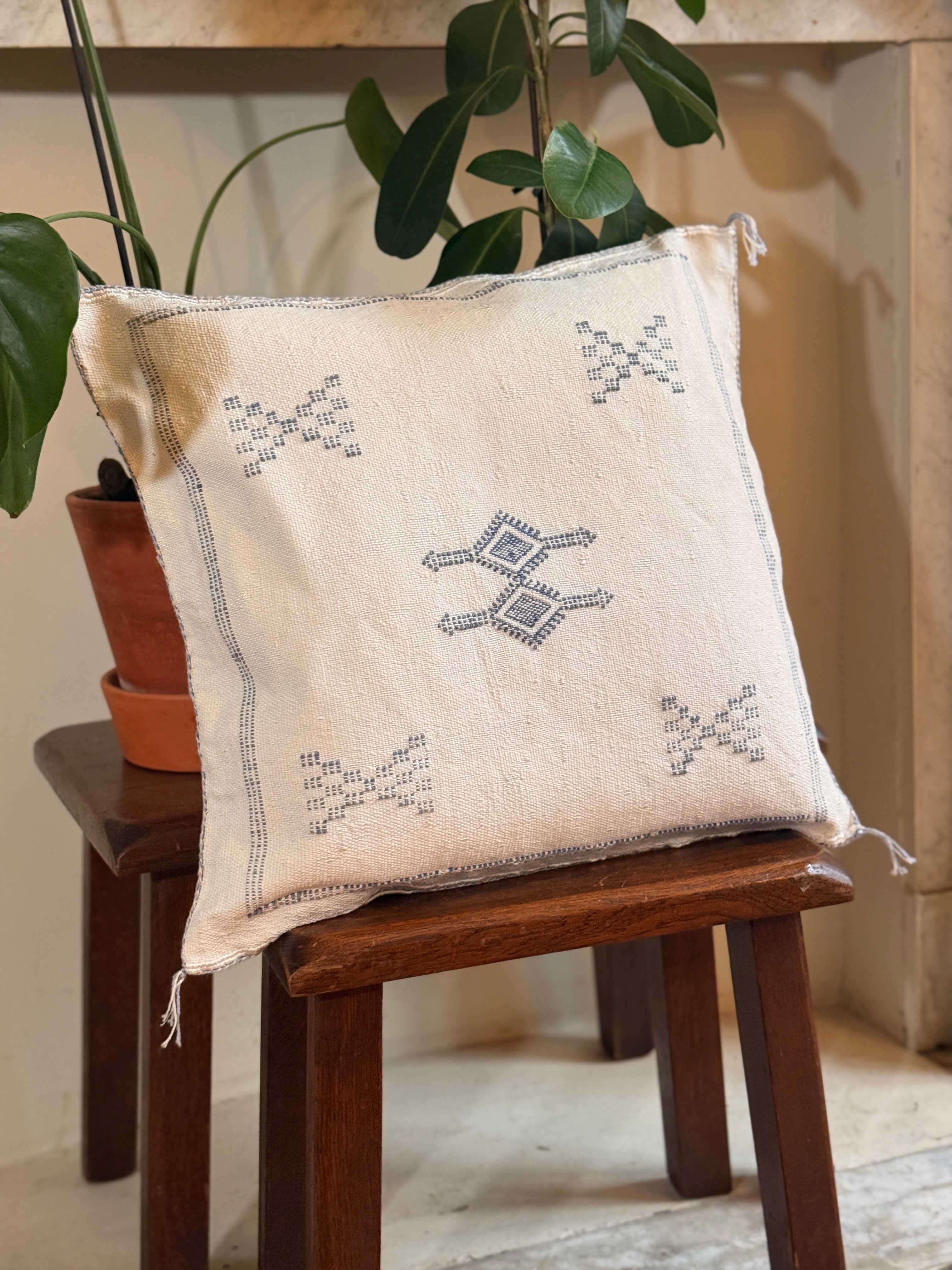 Handmade Moroccan Amazigh (Berber) Silk Pillow Cover - Tribal Embroidered Cushion - Tissire Atelier - SilkPillowCover-5