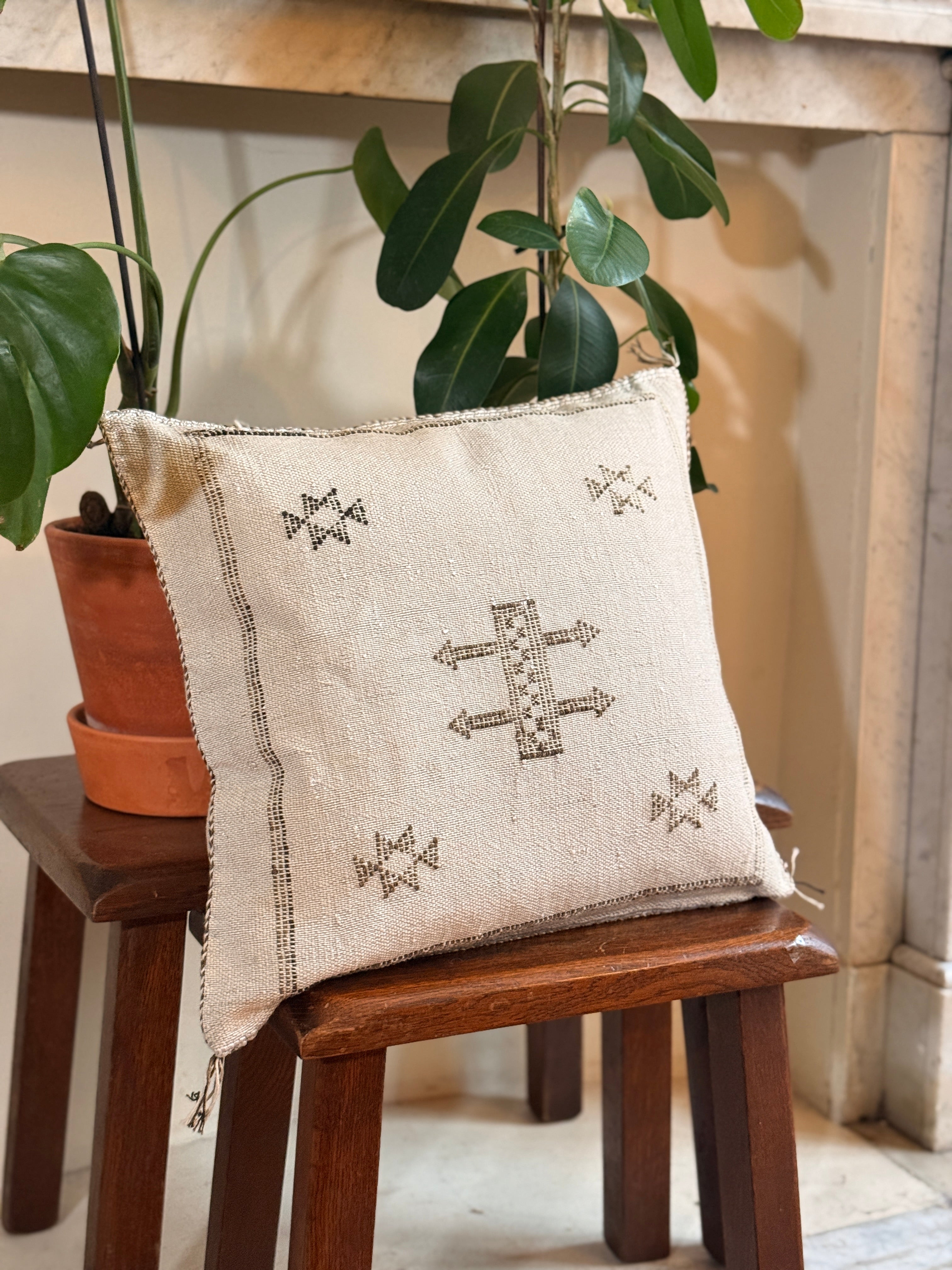 Handmade Moroccan Amazigh (Berber) Silk Pillow Cover - Tribal Embroidered Cushion - Tissire Atelier - SilkPillowCover-5