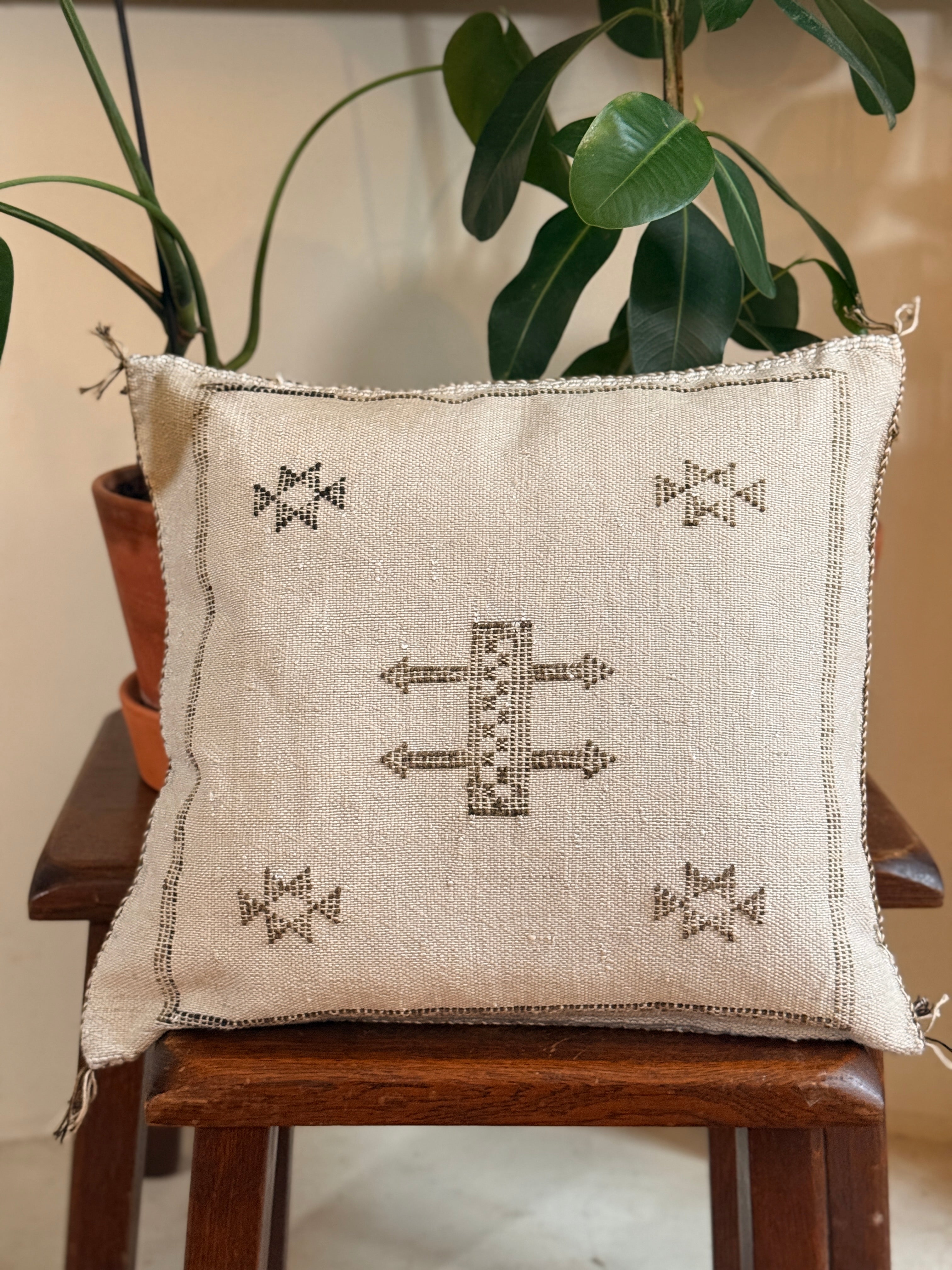 Handmade Moroccan Amazigh (Berber) Silk Pillow Cover - Tribal Embroidered Cushion - Tissire Atelier - SilkPillowCover-1