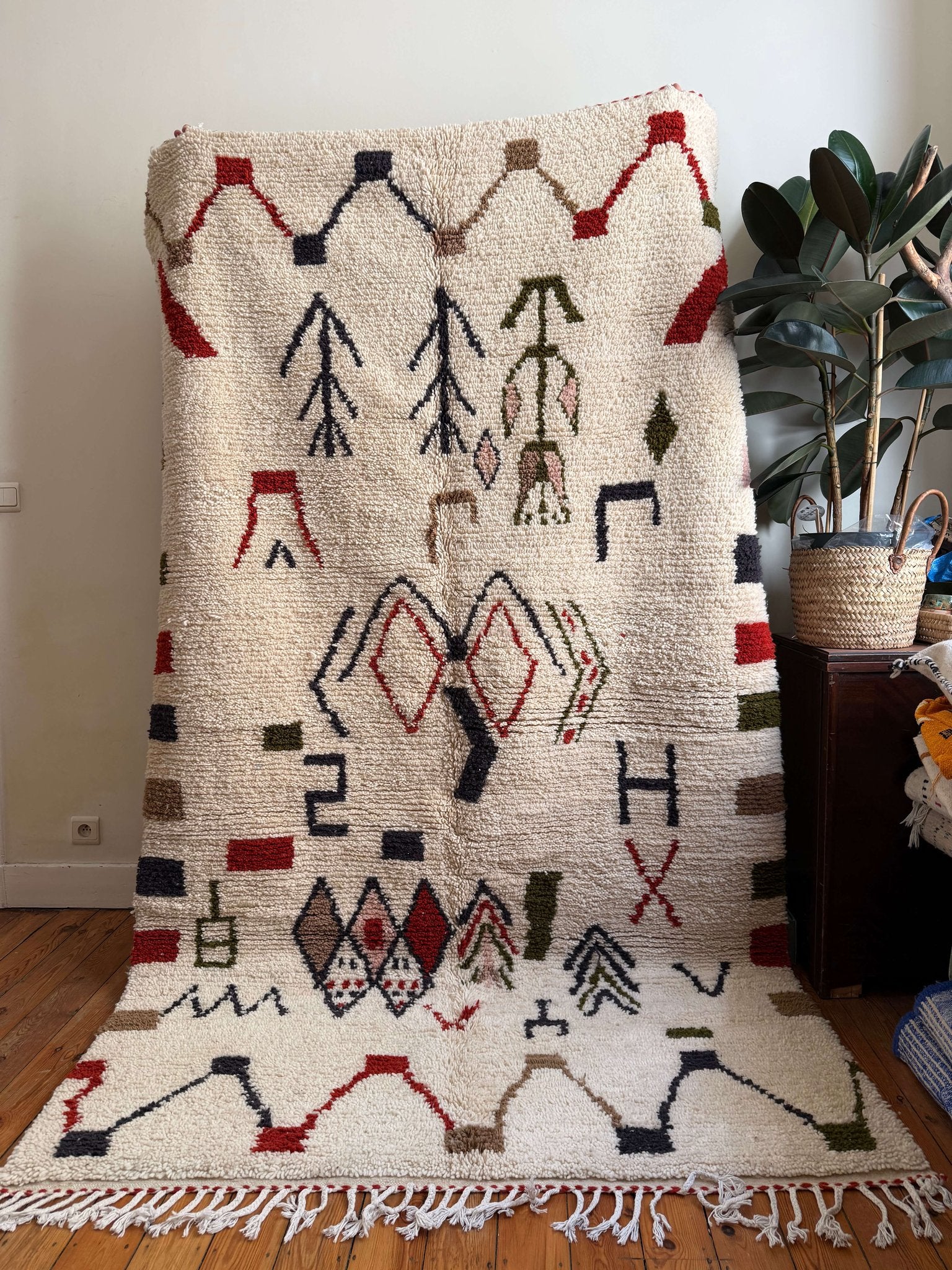 ＊NRさま専用　Vintage rug 23 ＊ Tiwizi | Large Hand-knotted Azilal Rug | Cream and Symbols