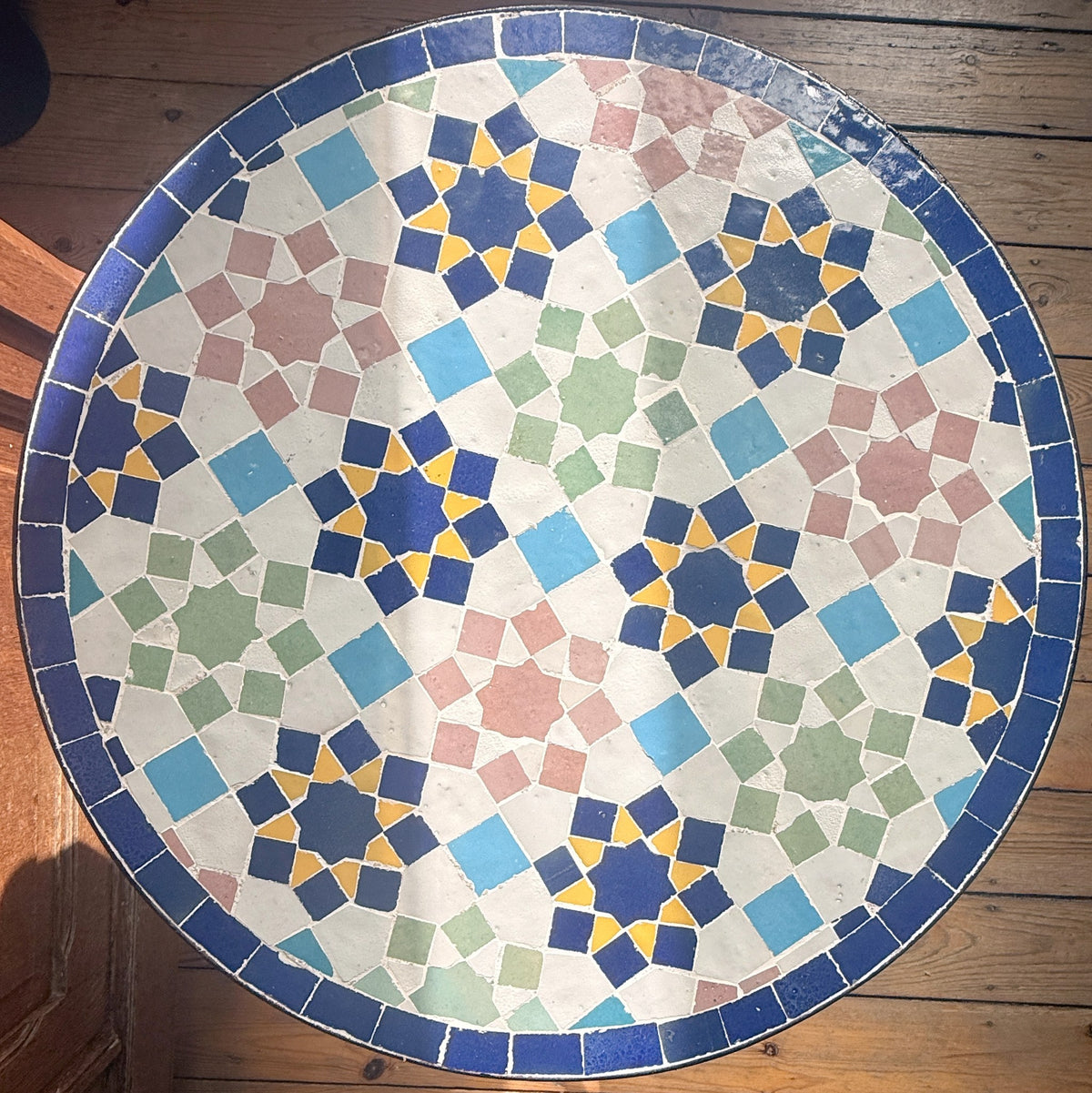 The Nejma 40 cm top seen from above: navy stars, turquoise, sage green and dusty rose