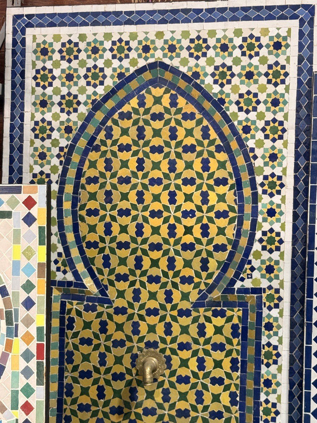 Hohes Zellige-Brunnenpaneel in Gelb, Grün und Blau